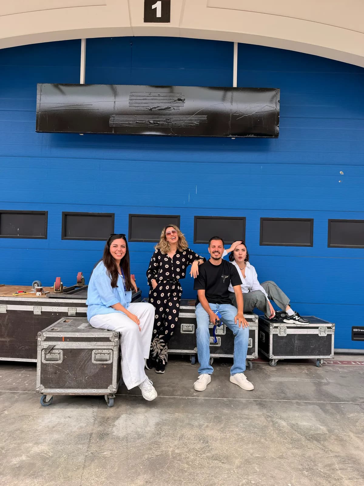 ekip kuliste, flightcase'lerin üstünde etkinlik saatini beklerken