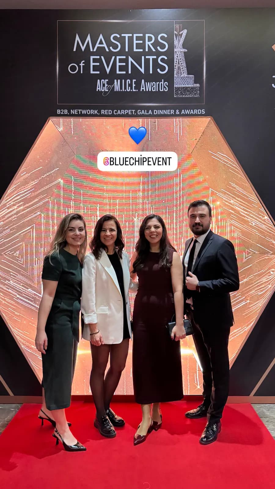 ace of M.I.C.E. ödül gecesinde kırmızı halıda bluechip ekibi
