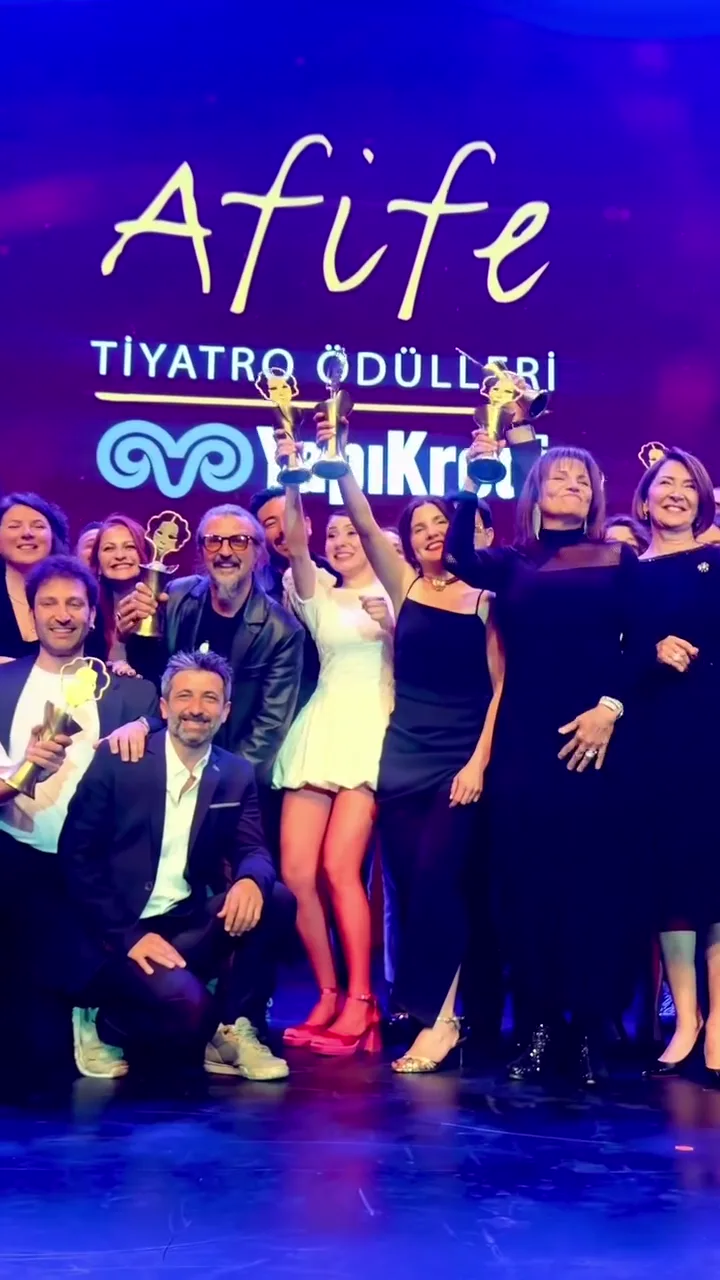 Finalde topluluk: ödül sahipleri sahnede bir arada, arkada Afife Tiyatro Ödülleri perdesi