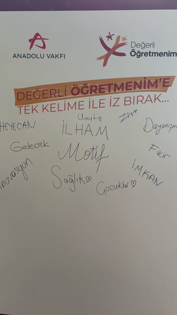 Karşılama alanı: “Değerli Öğretmenim'e tek kelime ile iz bırak” panosu ve yazılan kelimeler