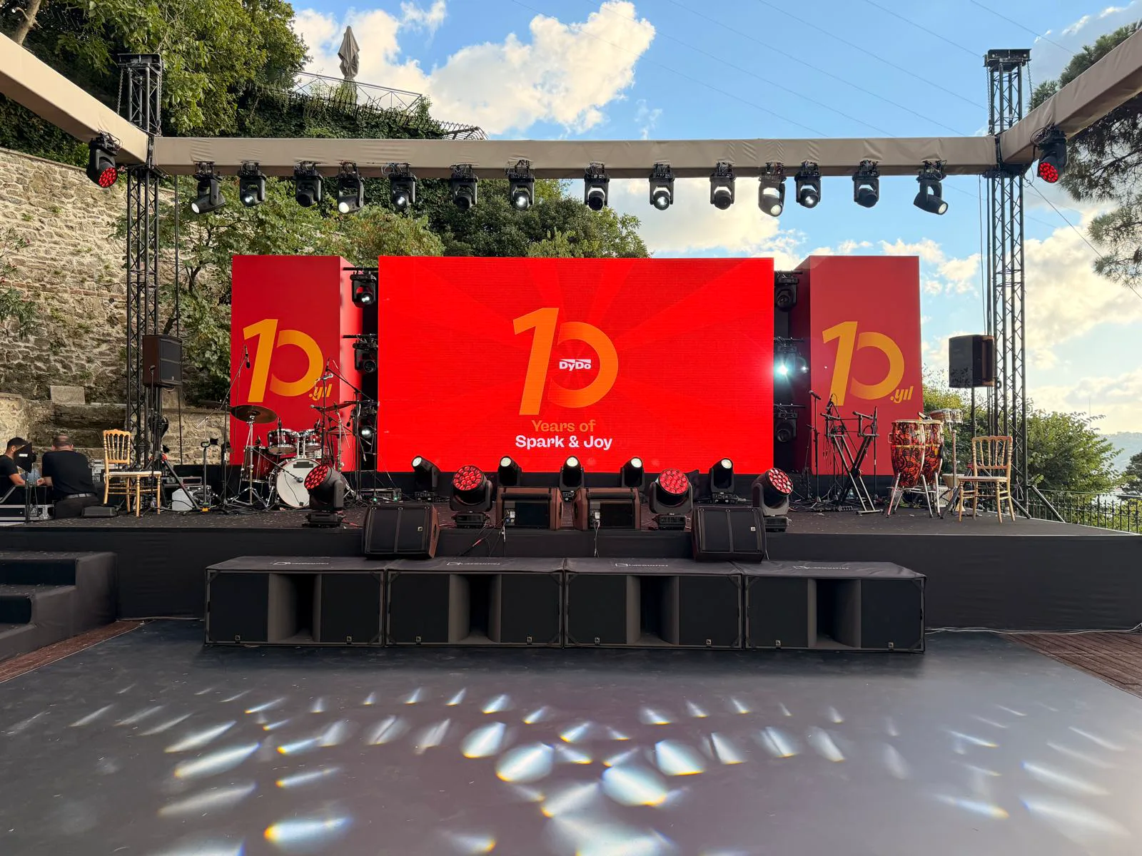 Sahne: “10 Years of Spark & Joy” LED kurgusu ve ışık rigi