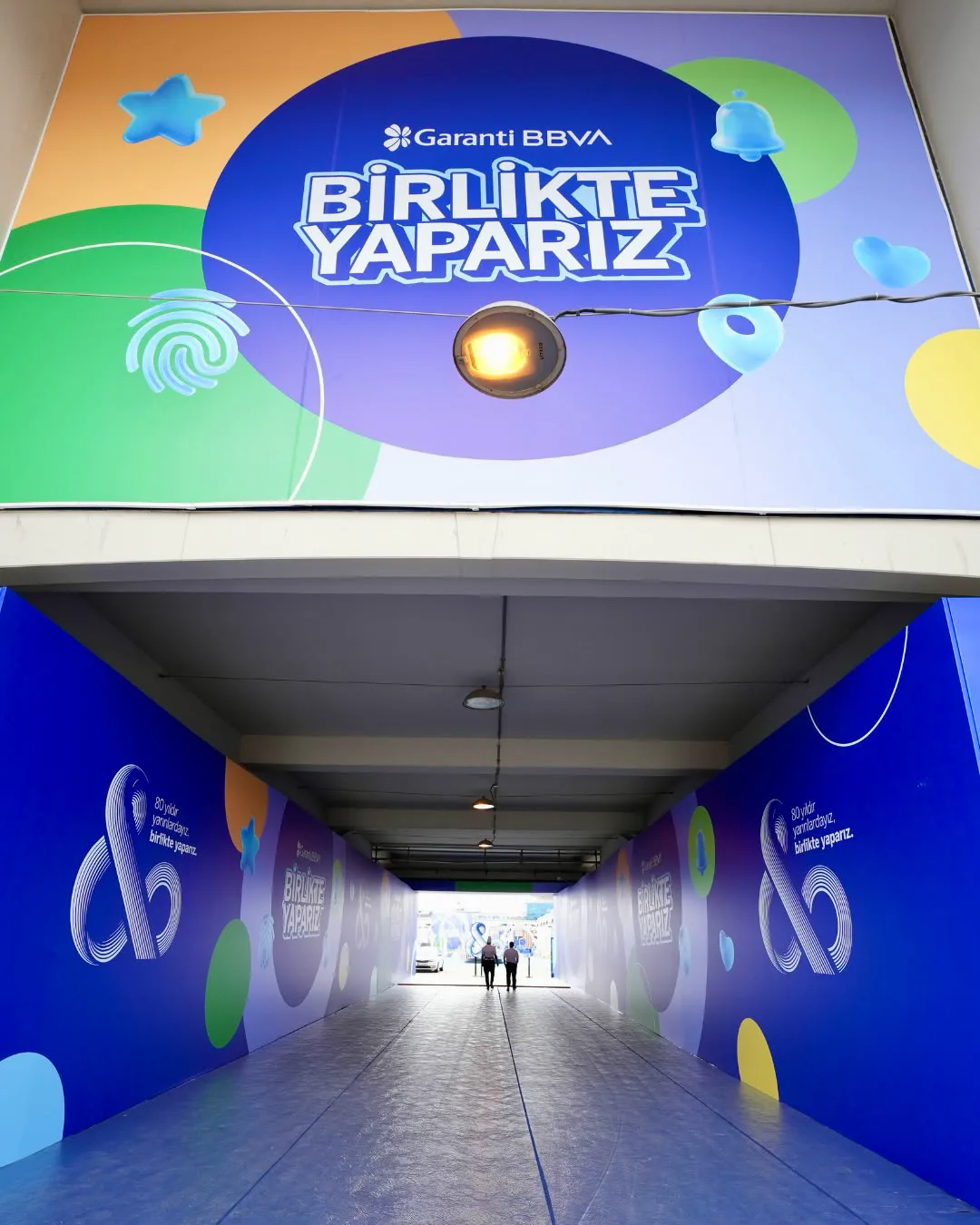 Girişteki tünel: “Birlikte Yaparız” kimliğiyle kaplı geçit