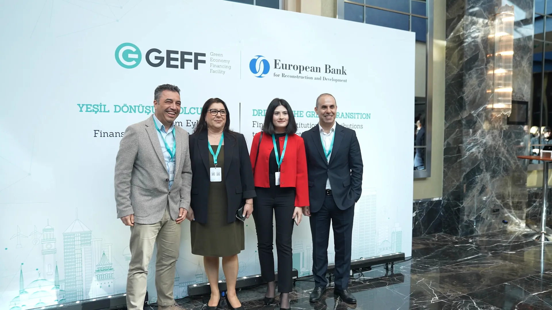GEFF ve European Bank basın duvarı önünde konuşmacı grubu