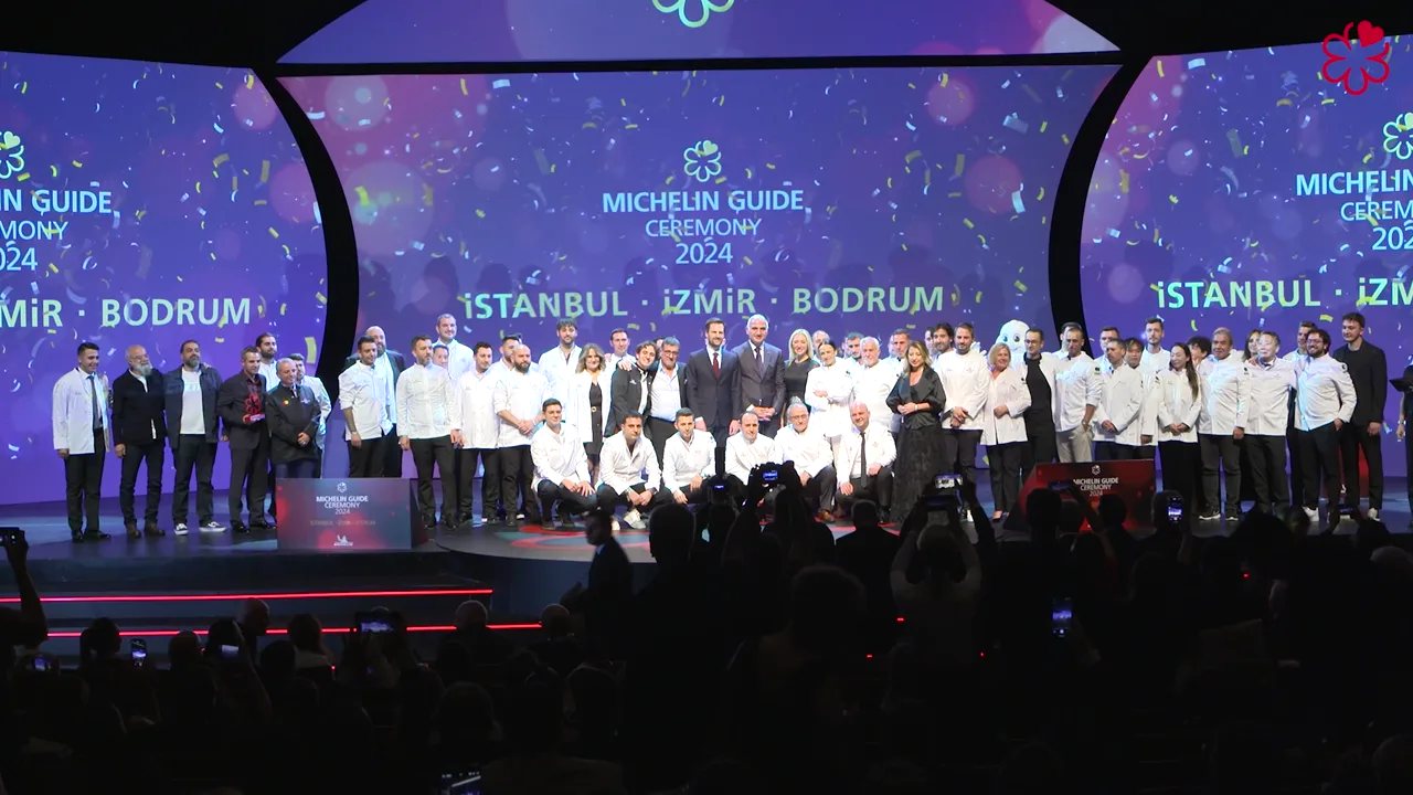Sahnede yıldız alan şefler topluluğu, arkadaki ekranda İstanbul · İzmir · Bodrum