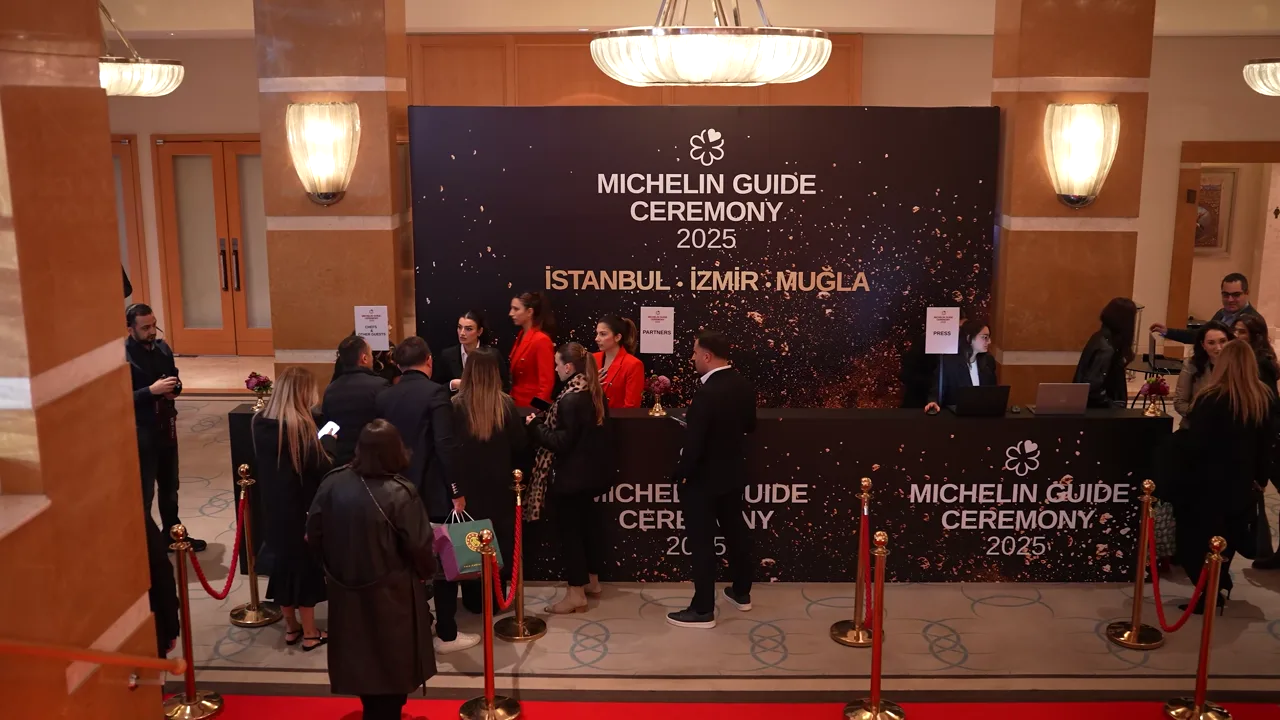 Törenin girişi: MICHELIN Guide Ceremony fonu ve kırmızı halatlı karşılama
