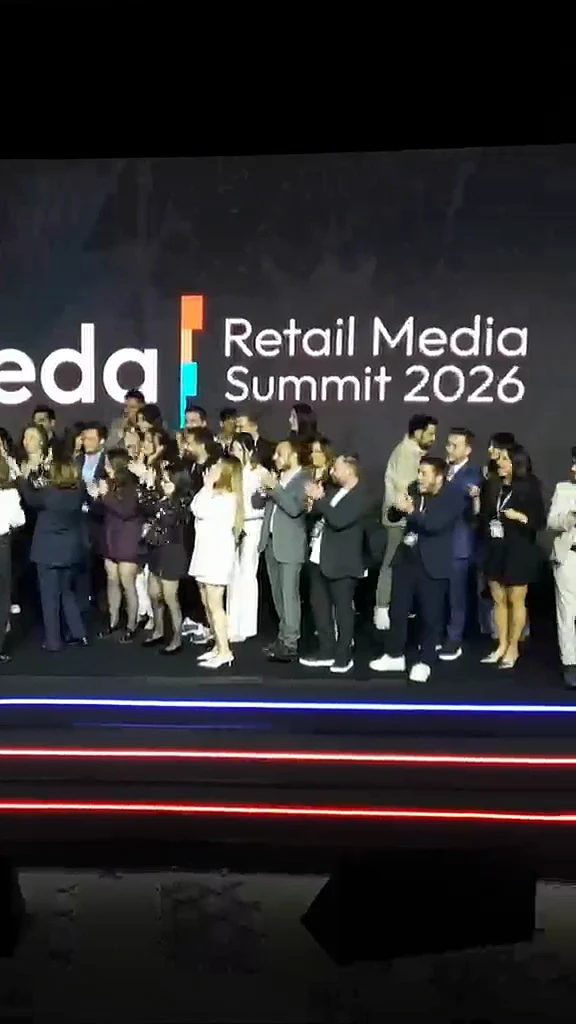 Kapanış: dev mimeda Retail Media Summit 2026 kimliği önünde sahnede toplu kare
