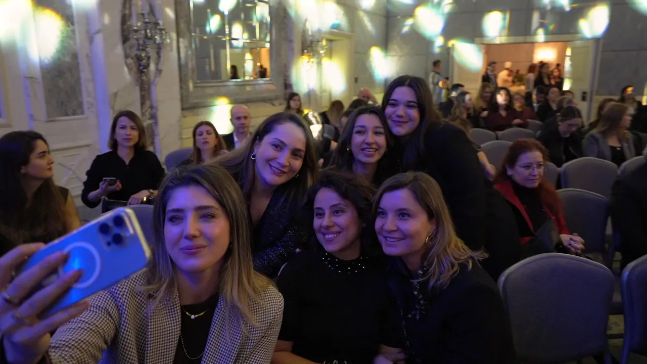 Katılımcılar salonda bir arada selfie çekerken