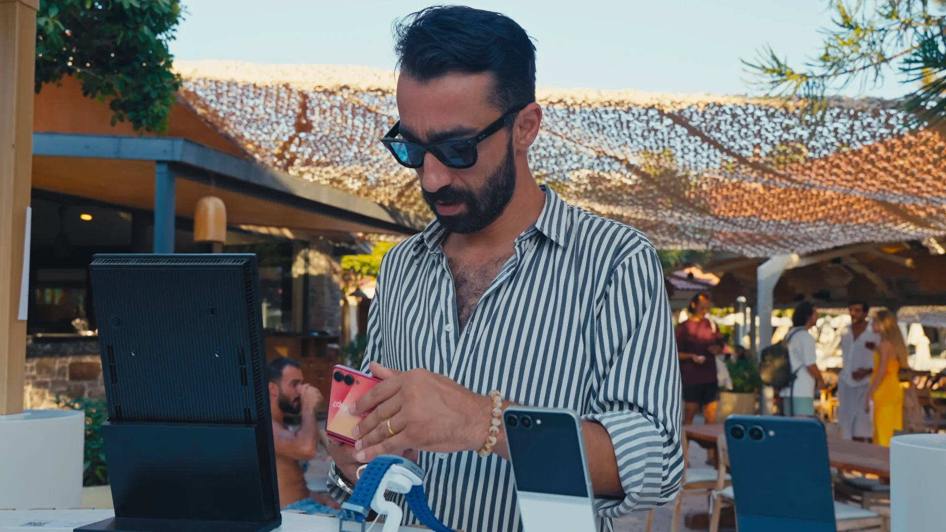 Stant görevlisi ziyaretçiye ürün tanıtırken