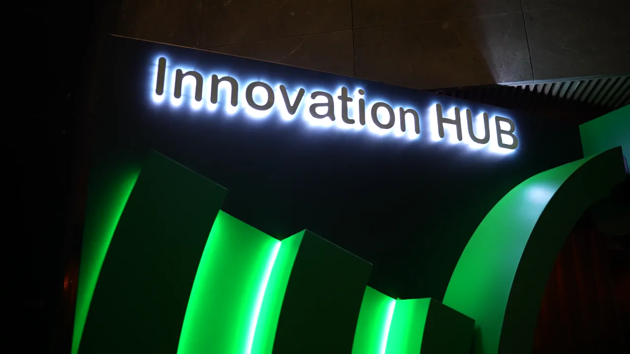 Fuar alanının girişindeki ışıklı “Innovation HUB” tabelası