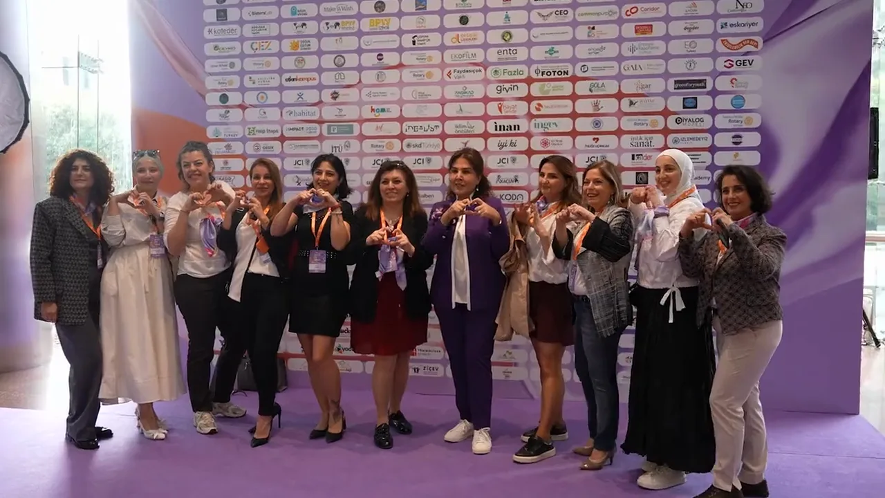 Basın duvarı önünde katılımcı grubu