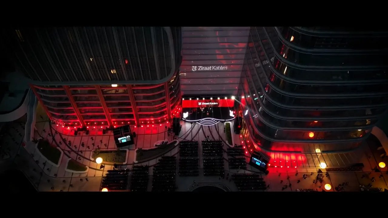 Ziraat Kuleleri cephesinde kırmızı mapping gösterisi
