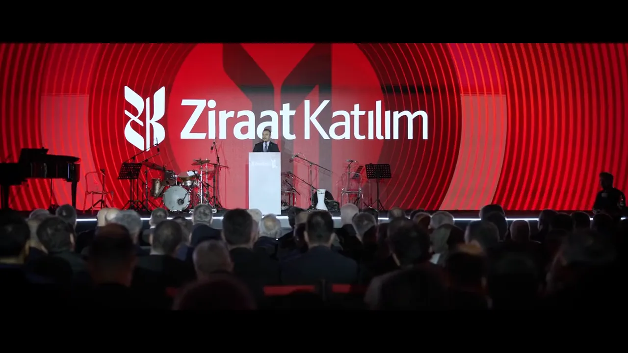 Sahnede konuşma, arkada Ziraat Katılım kimliği
